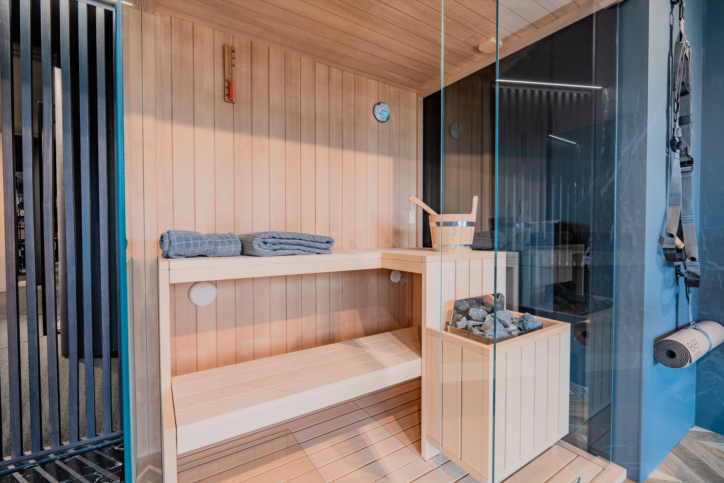 Interno della sauna espositiva in legno chiaro