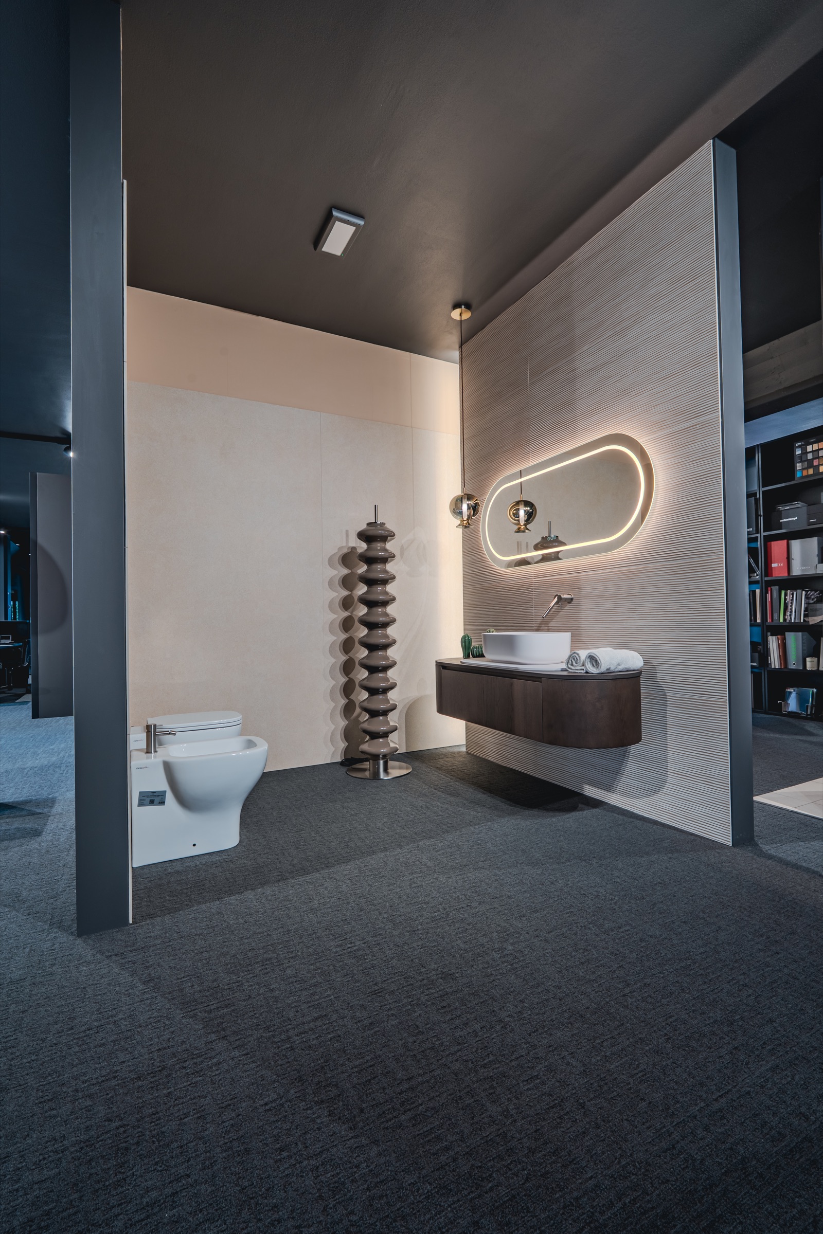 Bagno espositivo con superfici tecniche effetto materico